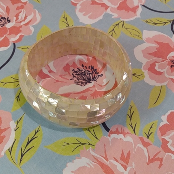 Beautiful Mother of Pearl Bangle - Picture 3 of 5